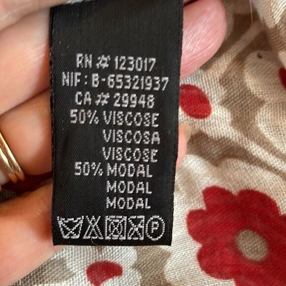 Vivante by VSA cream & tan tropical leaves with red flowers large scarf/wrap - Picture 8 of 9